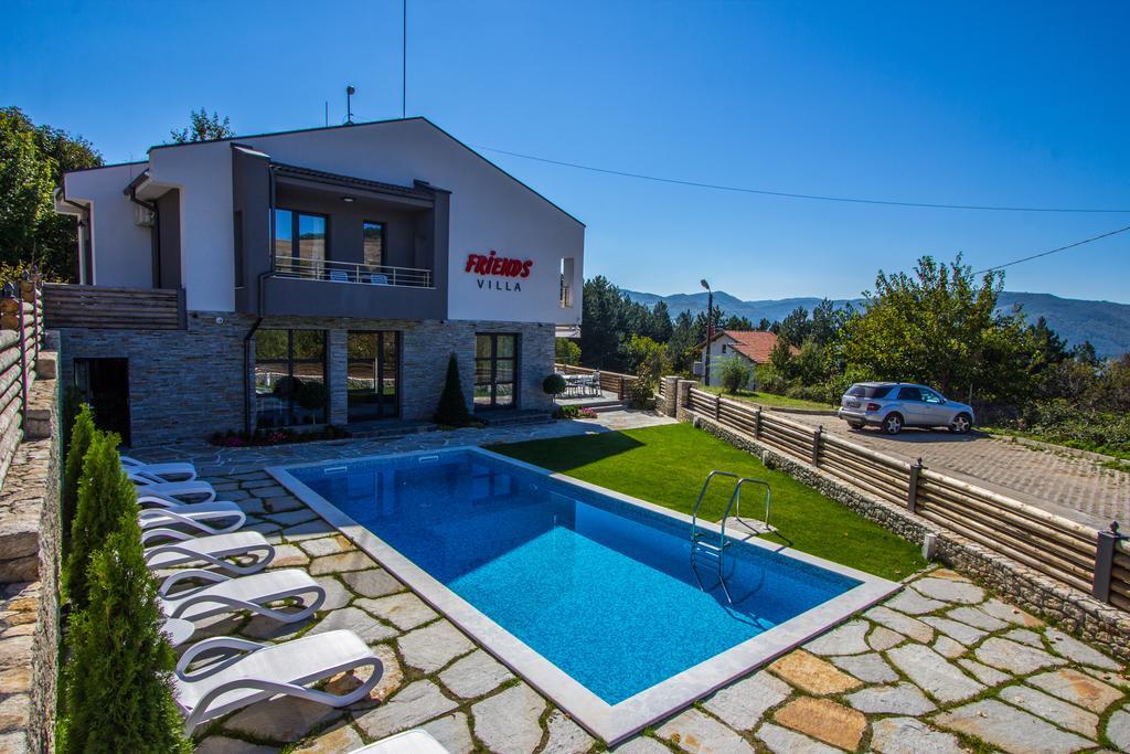 Family Hotel Friends Villa Enchets Экстерьер фото