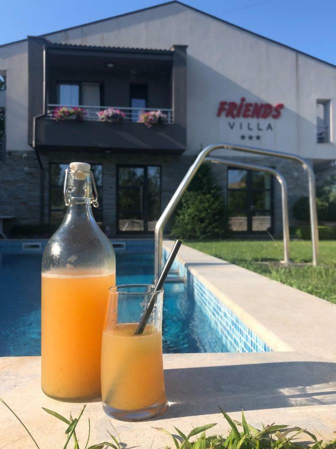 Family Hotel Friends Villa Enchets Экстерьер фото